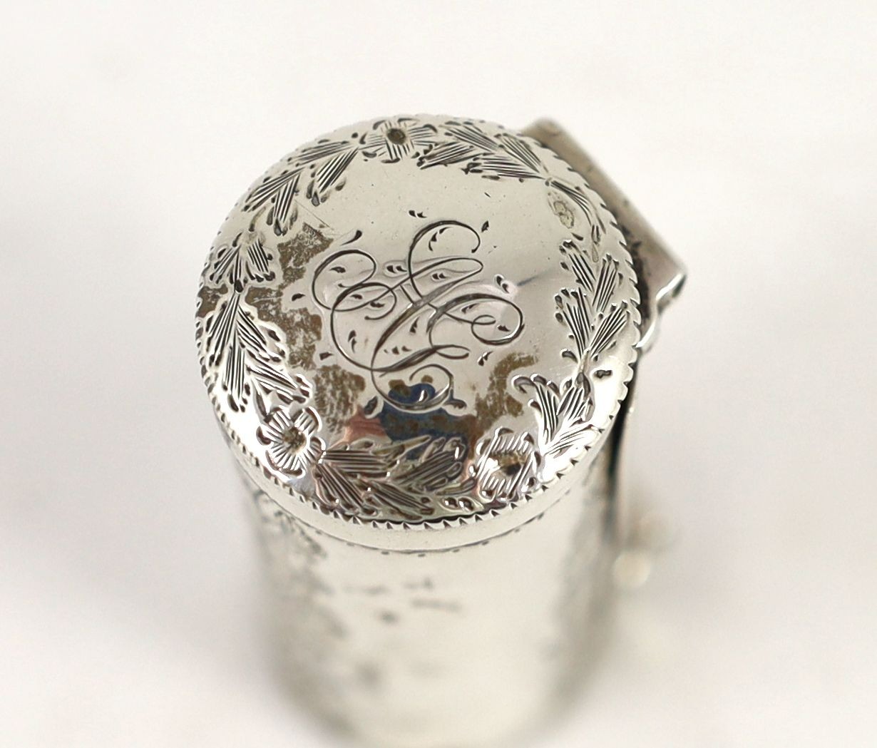 A George III silver cylindrical nutmeg grater, by Richard Gardner